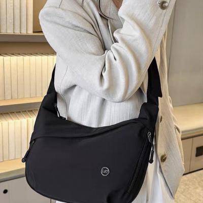 빛시스 데일리 반달 크로스백